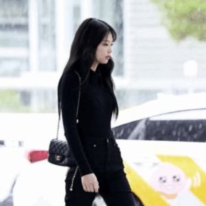 [블랙핑크 제니] CHANEL 샤넬 체인 골든볼 쁘띠삭 램스킨 숄더백 블랙 금장