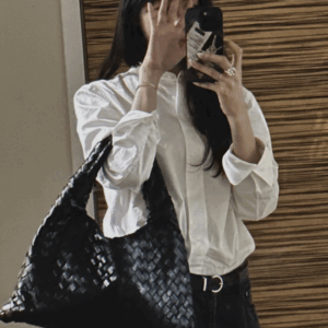 [배우 이청아] BOTTEGA VENETA 보테가베네타 홉 스몰 레더 숄더백